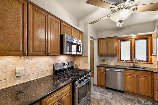 637 S Edgeworth Avenue, Royal Oak, MI 48067