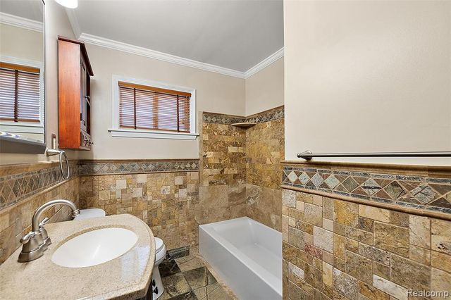 637 S Edgeworth Avenue, Royal Oak, MI 48067