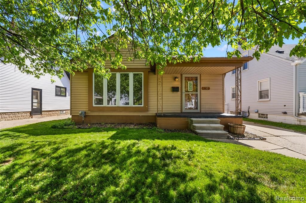637 S Edgeworth Avenue, Royal Oak, MI 48067