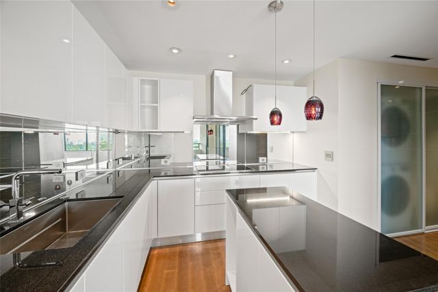 101 Westcott Street 1401, Houston, TX 77007