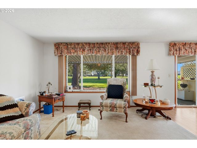 2000 KING Way, Woodburn, OR 97071