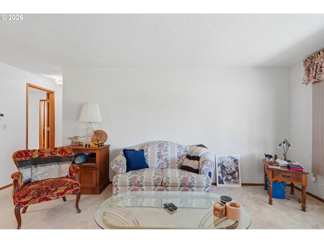 2000 KING Way, Woodburn, OR 97071