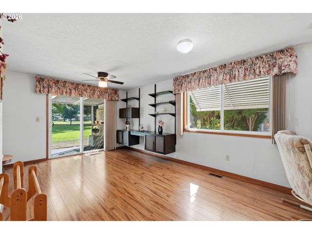 2000 KING Way, Woodburn, OR 97071