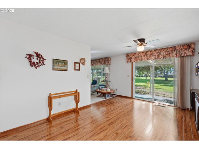 2000 KING Way, Woodburn, OR 97071
