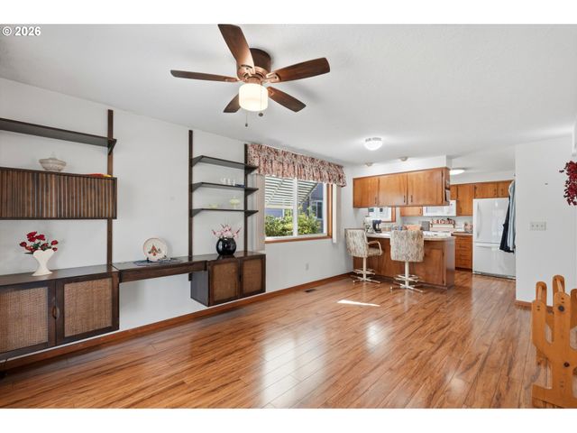 2000 KING Way, Woodburn, OR 97071