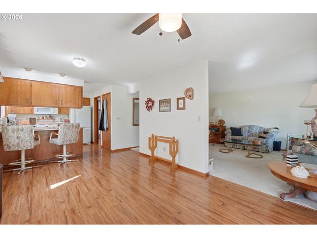 2000 KING Way, Woodburn, OR 97071