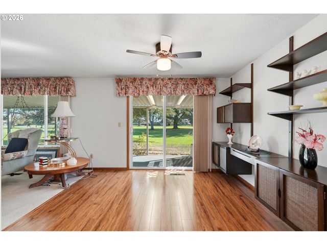 2000 KING Way, Woodburn, OR 97071