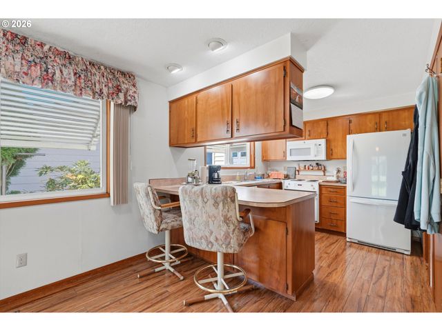 2000 KING Way, Woodburn, OR 97071