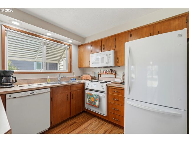 2000 KING Way, Woodburn, OR 97071