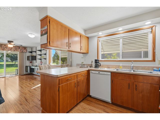 2000 KING Way, Woodburn, OR 97071
