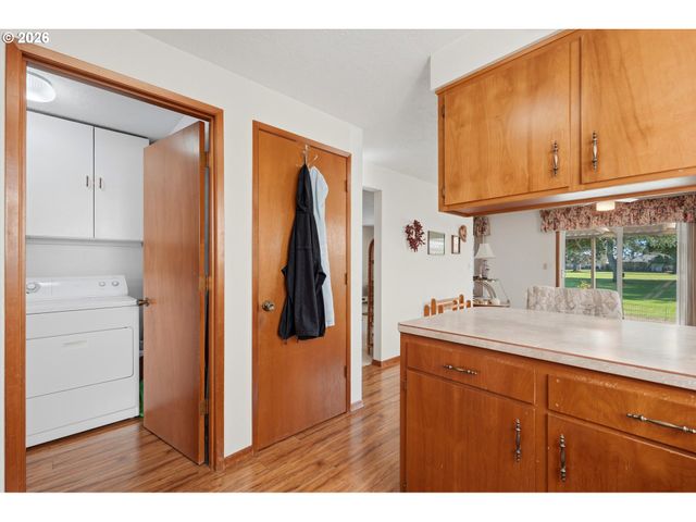 2000 KING Way, Woodburn, OR 97071