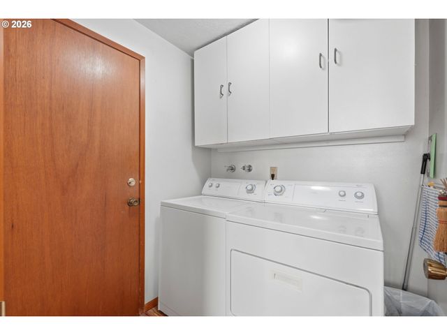 2000 KING Way, Woodburn, OR 97071