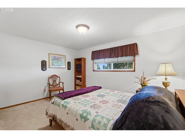 2000 KING Way, Woodburn, OR 97071