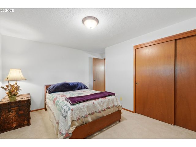 2000 KING Way, Woodburn, OR 97071
