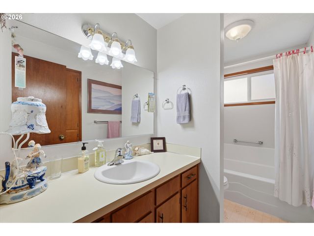 2000 KING Way, Woodburn, OR 97071