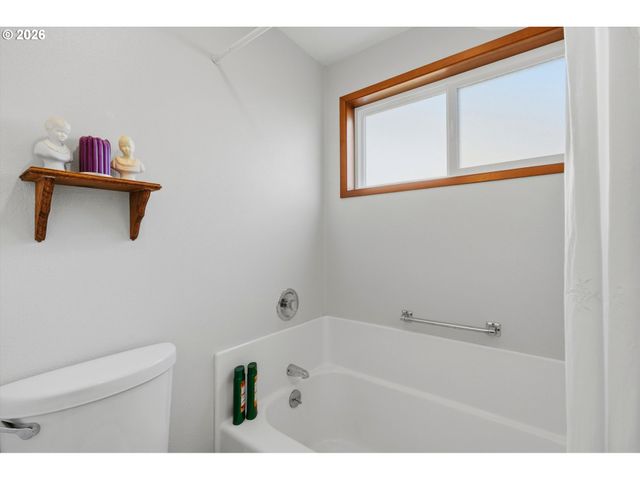 2000 KING Way, Woodburn, OR 97071