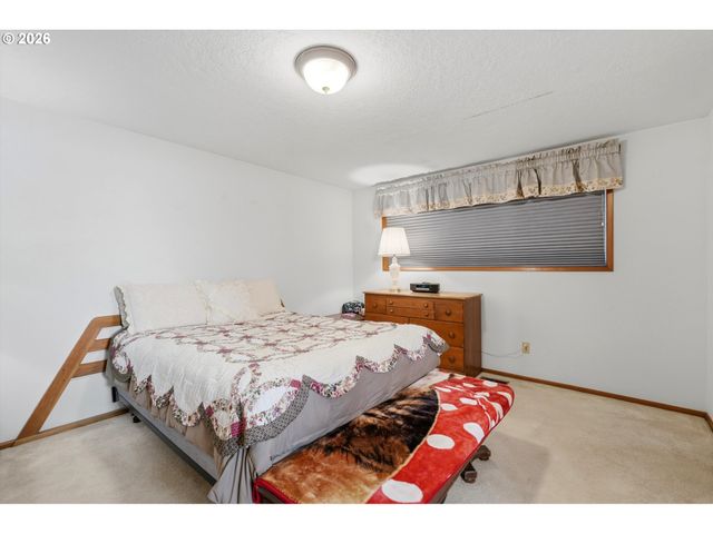 2000 KING Way, Woodburn, OR 97071