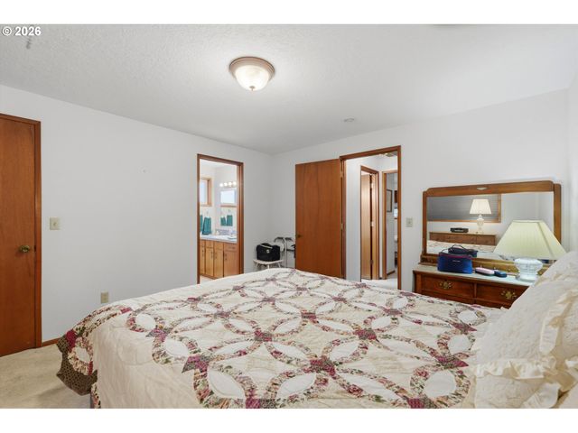 2000 KING Way, Woodburn, OR 97071