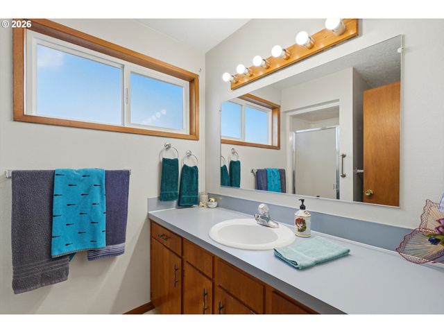 2000 KING Way, Woodburn, OR 97071