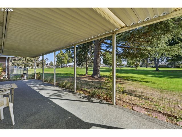 2000 KING Way, Woodburn, OR 97071