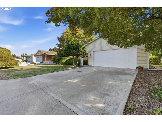 2000 KING Way, Woodburn, OR 97071