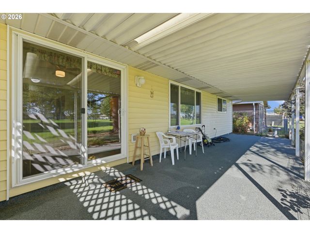 2000 KING Way, Woodburn, OR 97071