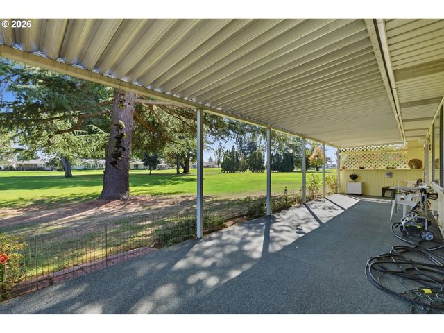 2000 KING Way, Woodburn, OR 97071