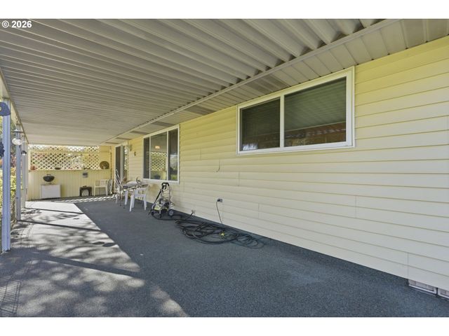 2000 KING Way, Woodburn, OR 97071