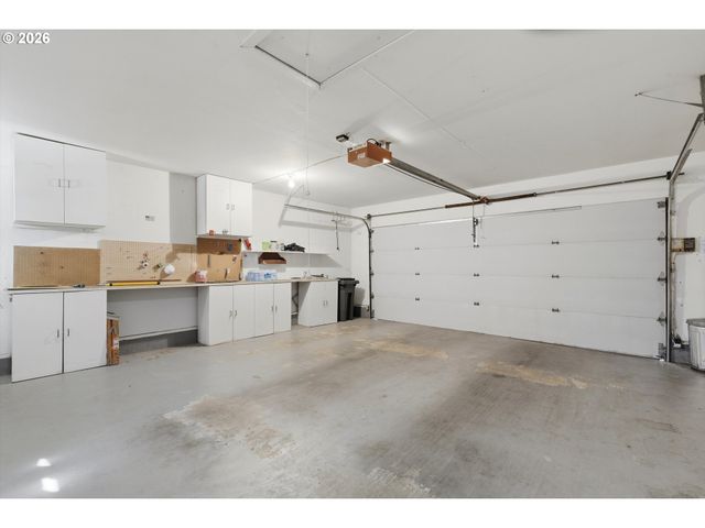 2000 KING Way, Woodburn, OR 97071
