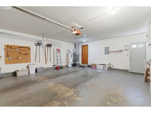 2000 KING Way, Woodburn, OR 97071