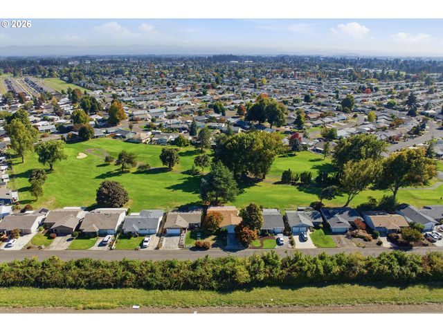 2000 KING Way, Woodburn, OR 97071