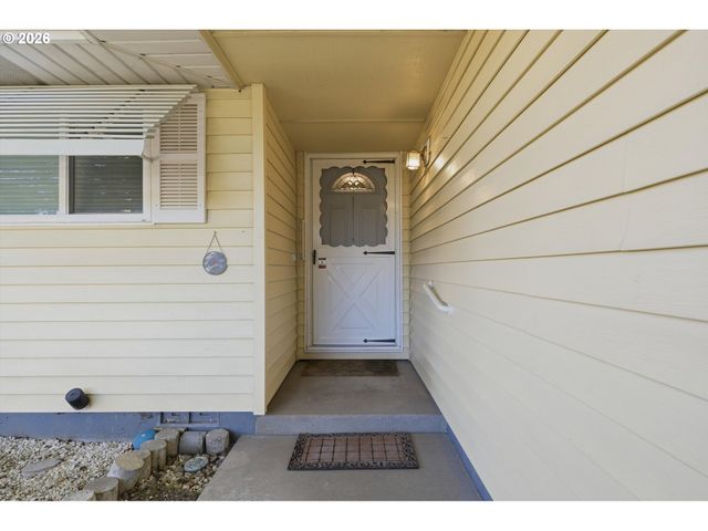 2000 KING Way, Woodburn, OR 97071