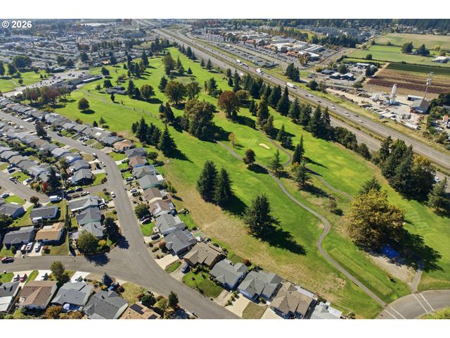 2000 KING Way, Woodburn, OR 97071