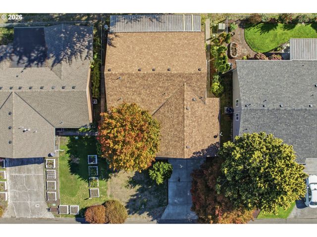 2000 KING Way, Woodburn, OR 97071