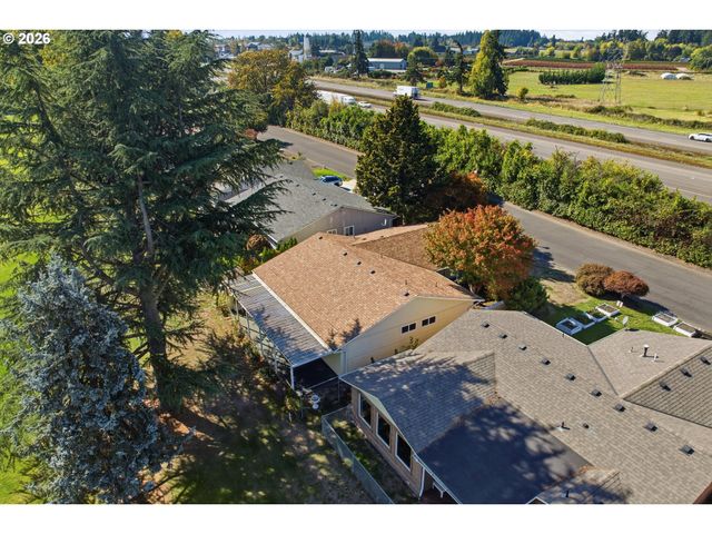 2000 KING Way, Woodburn, OR 97071