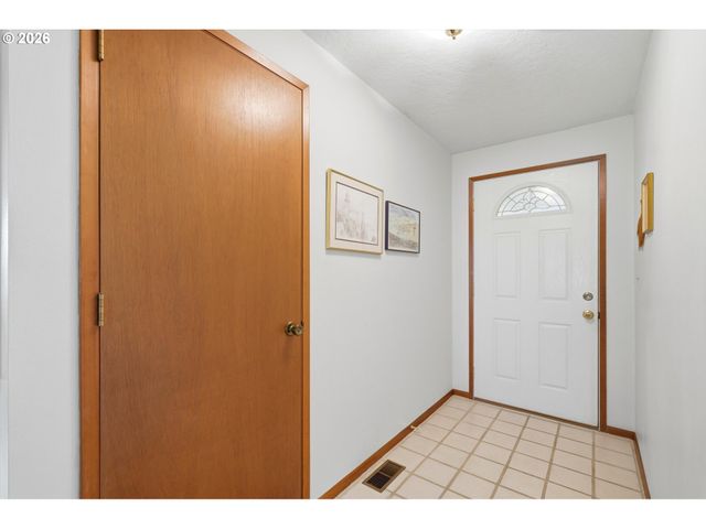 2000 KING Way, Woodburn, OR 97071