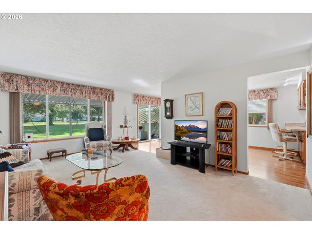 2000 KING Way, Woodburn, OR 97071