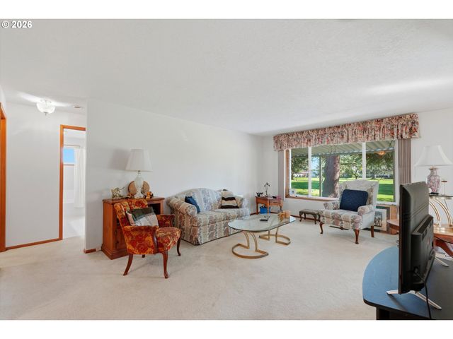 2000 KING Way, Woodburn, OR 97071