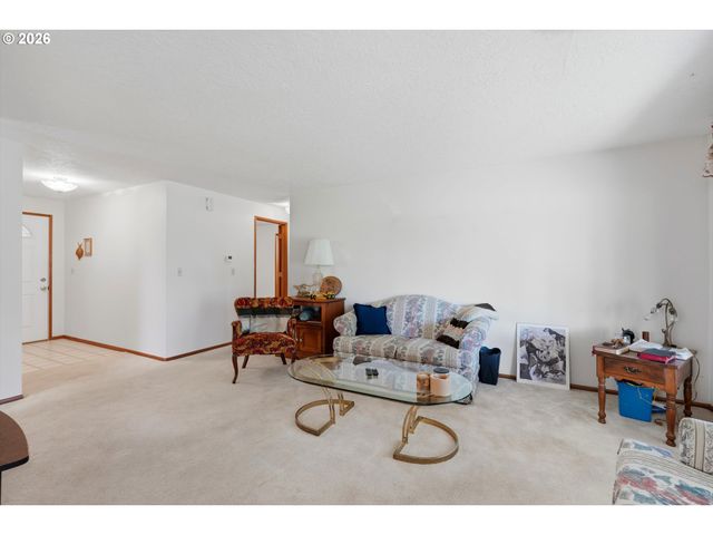 2000 KING Way, Woodburn, OR 97071