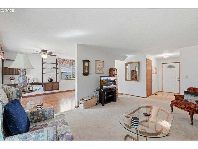 2000 KING Way, Woodburn, OR 97071