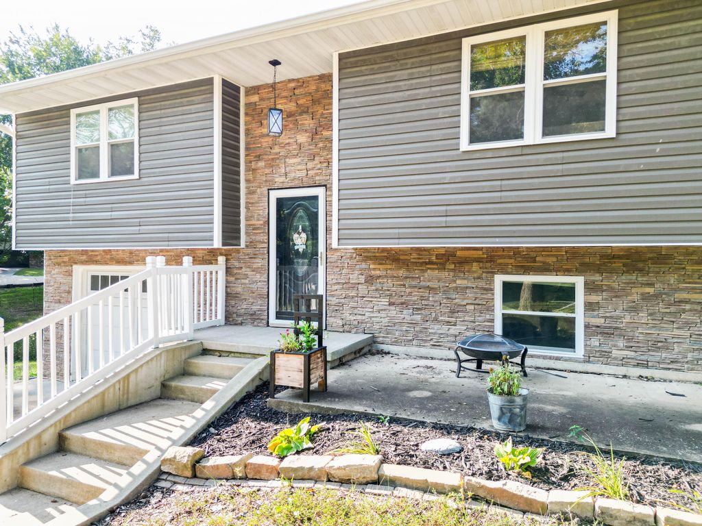 1318 COUNTY ROAD 2347, Moberly, MO 65270