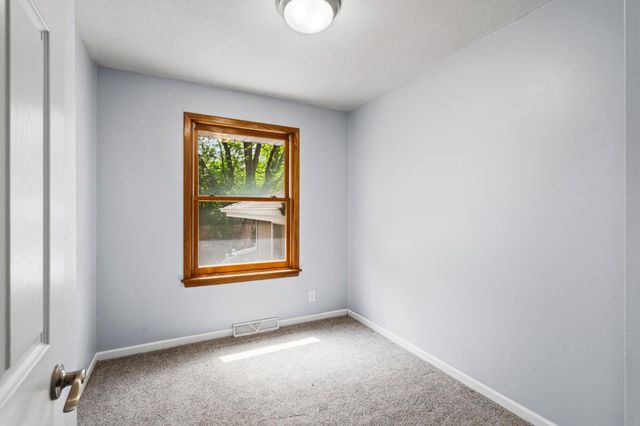 10500 Vessey Road, Bloomington, MN 55437