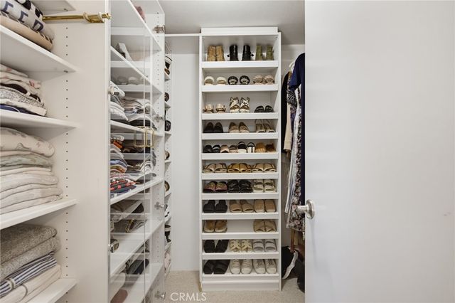 21901 Burbank, Woodland Hills, CA 91367