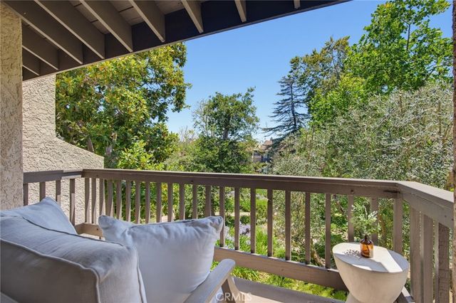 21901 Burbank, Woodland Hills, CA 91367