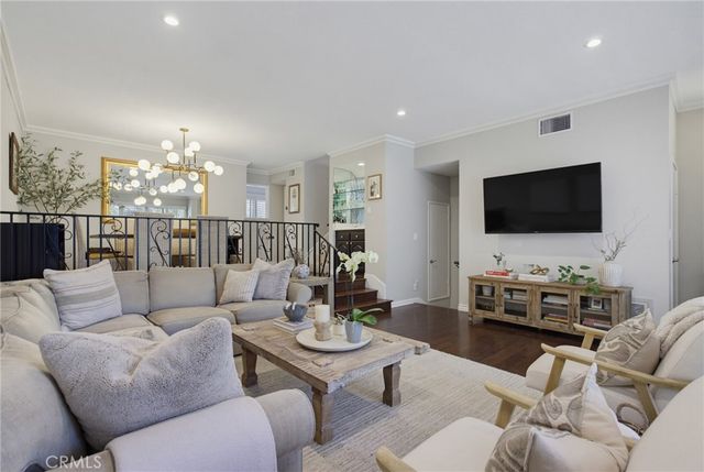 21901 Burbank, Woodland Hills, CA 91367