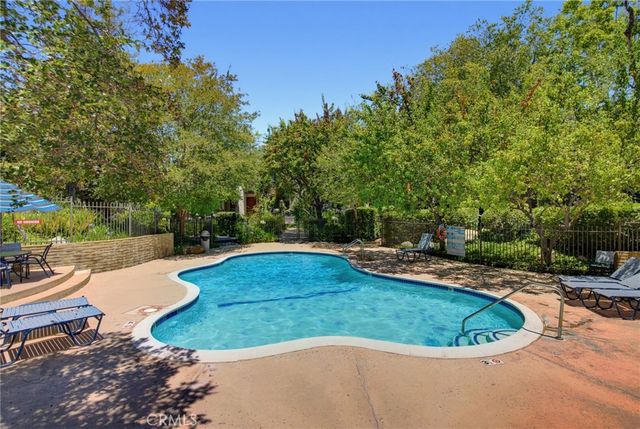 21901 Burbank, Woodland Hills, CA 91367