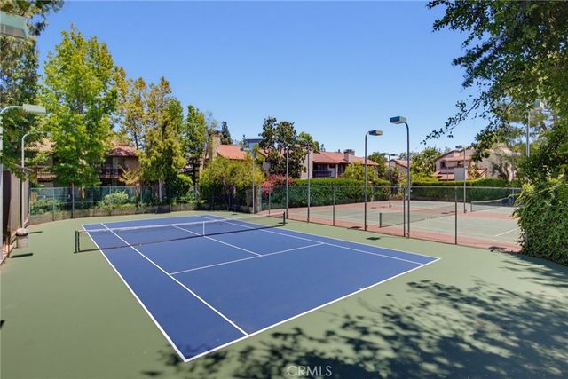 21901 Burbank, Woodland Hills, CA 91367