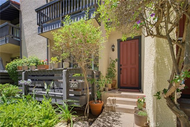 21901 Burbank, Woodland Hills, CA 91367