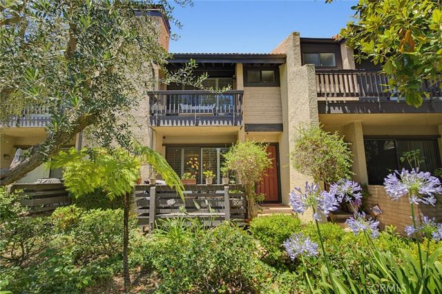 21901 Burbank, Woodland Hills, CA 91367