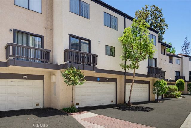 21901 Burbank, Woodland Hills, CA 91367